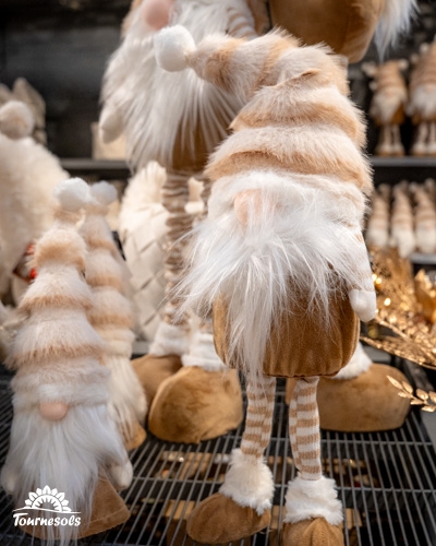 Figurines de gnomes en peluche avec chapeaux rayés et nez rose au marché de Noël des Jardineries Tournesols.